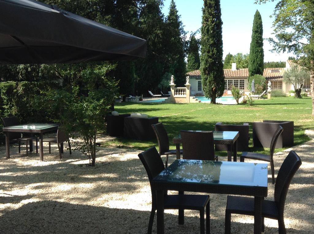 Hostellerie Les Frenes Avignon Exterior photo