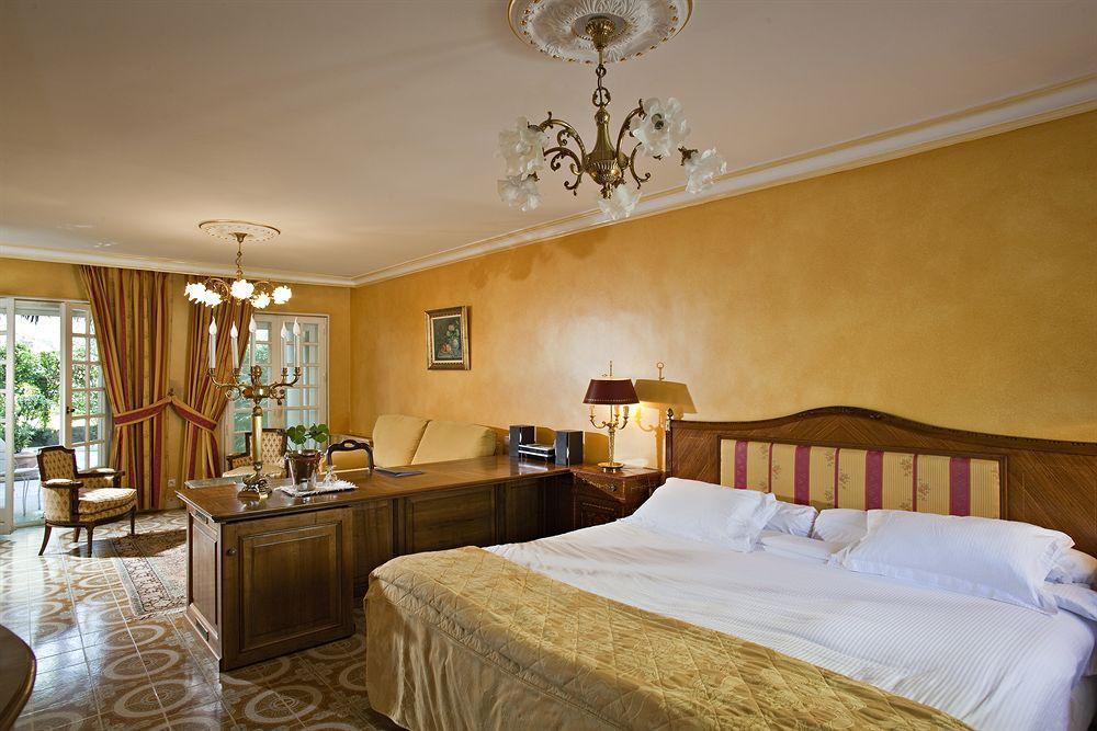 Hostellerie Les Frenes Avignon Room photo