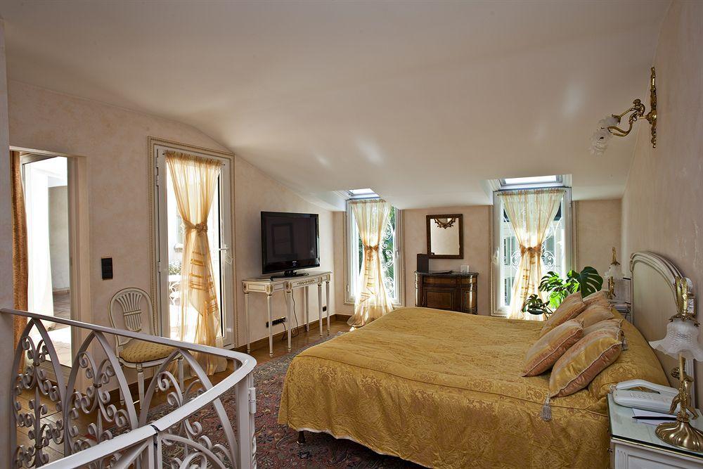 Hostellerie Les Frenes Avignon Room photo