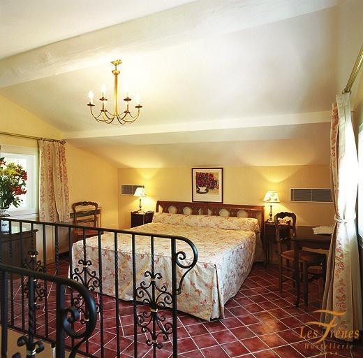 Hostellerie Les Frenes Avignon Room photo