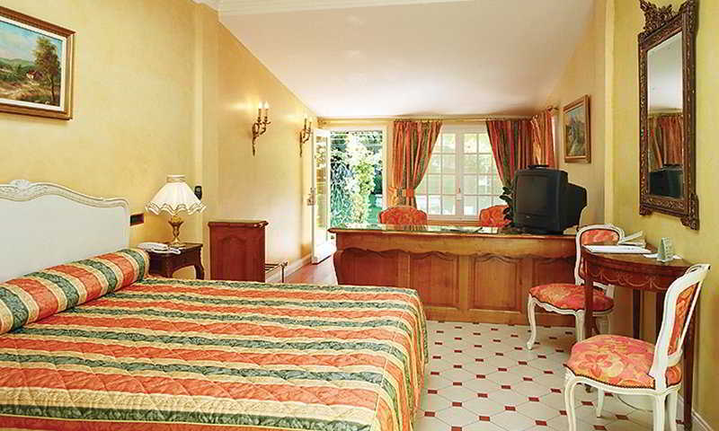 Hostellerie Les Frenes Avignon Room photo